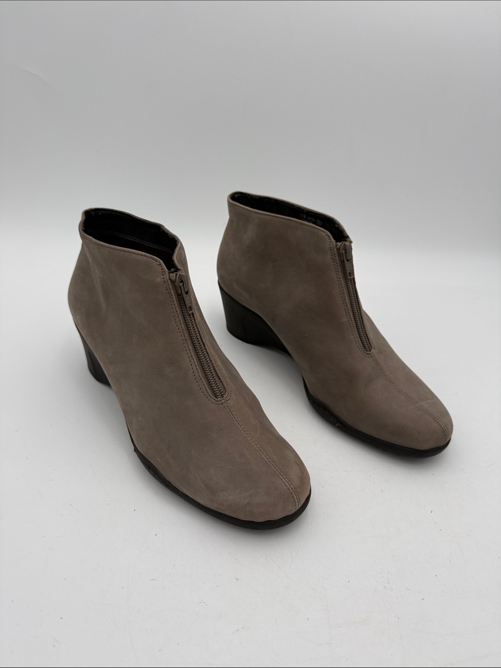 Aerosoles Women’s Suede Ankle Booties Taupe 9.5M casual office Y2K retro fall